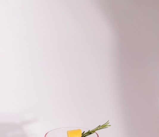 분위기는 즐기고 싶고, 속은 상하고 싶지 않아요. a glass with a drink in it