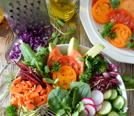 일상 속 건강 습관으로 더 나은 삶을 살아보자 close-up photo of vegetable salad