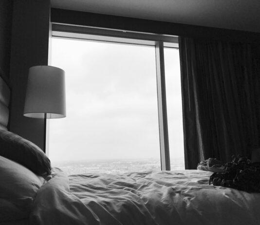 수면의 질을 높이는 5가지 생활 습관 grayscale photo of bed near white table lamp