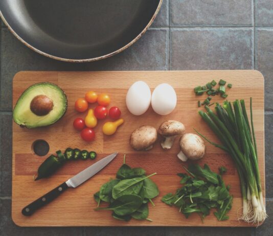 식단 개선으로 건강한 라이프스타일 구축하기 avocado, tomatoes, eggs, mushrooms, spring onions, and leaves