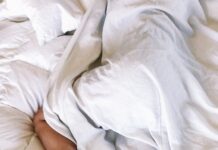 만성피로 증후군, 올바른 관리와 생활 습관으로 극복할 수 있다 woman covered with white blanket