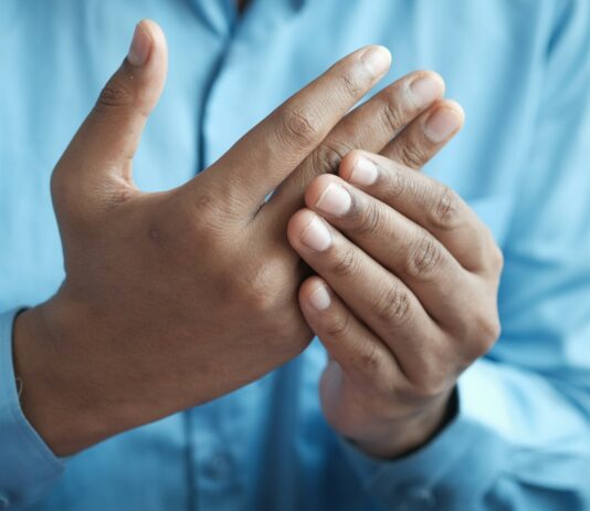 “잠도 자는데 왜 이렇게 피곤하죠?”… 피로의 늪, 알고 보니 ‘만성 염증’ 때문 person in blue shirt showing left hand