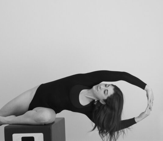 필라테스, 몸과 마음을 균형 있게 가꾸는 현대인들의 건강 비결 woman in black tank top lying on white bed