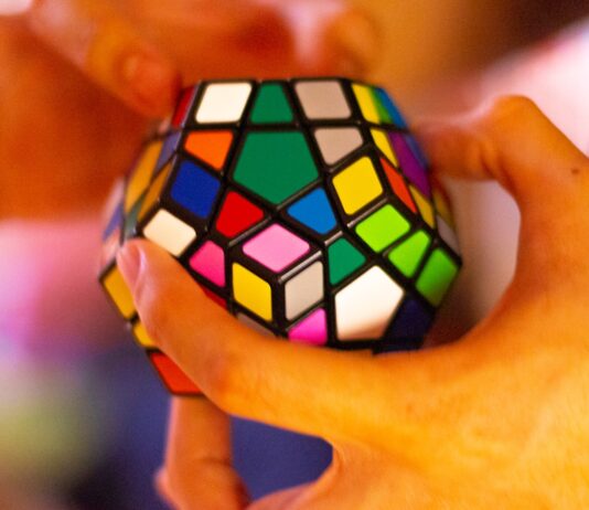 뇌건강, 평생 지켜야 할 우리 몸의 소중한 자산 person holding 3 x 3 rubiks cube