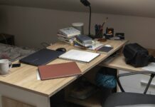 “바쁜 업무 속 건강 지키기, 직장인들을 위한 실천법” a wooden desk topped with a laptop computer