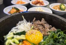 건강을 지키는 첫걸음, 올바른 식단의 중요성 Korean bibimbap with side dishes is served.