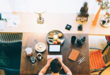 일과 삶의 균형에서 감정 관리까지…진화하는 ‘웰니스 문화’, 우리 일상에 스며들다 man typing on keyboard inside room