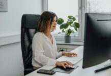 일과 삶의 균형을 잡는 여성 건강관리, 새 시대의 트렌드가 되다 a woman sitting at a desk using a computer