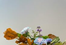 일상 속 작은 변화로 큰 효과, 스트레스 관리법 a glass vase filled with flowers on top of a wooden table