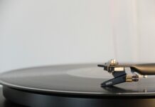 ‘슬리포노믹스’ 시대, 우리 집 수면 생활도 리셋할 때 round black vinyl disc on vinyl player