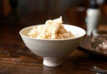달라지는 식단 트렌드, 실생활에서 건강하게 따라잡기 a white bowl filled with rice on top of a wooden table