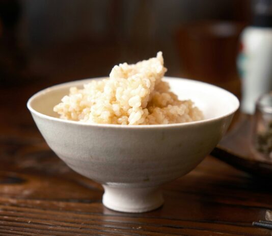 달라지는 식단 트렌드, 실생활에서 건강하게 따라잡기 a white bowl filled with rice on top of a wooden table