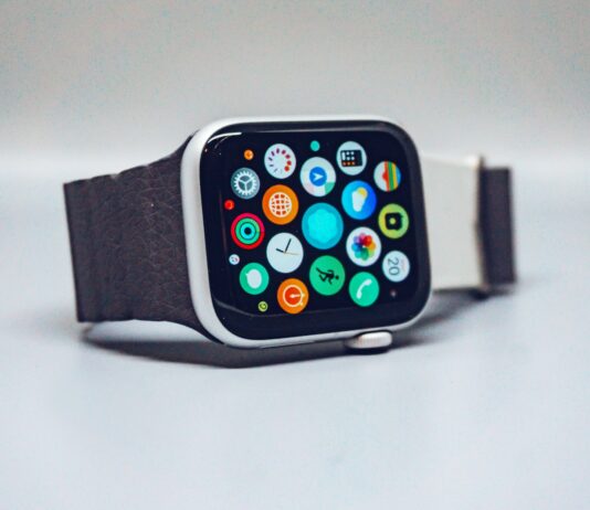 ‘수면이 달라지면 일상도 바뀐다’…자기 전 실천하는 한국형 숙면 루틴 black smart watch with black strap