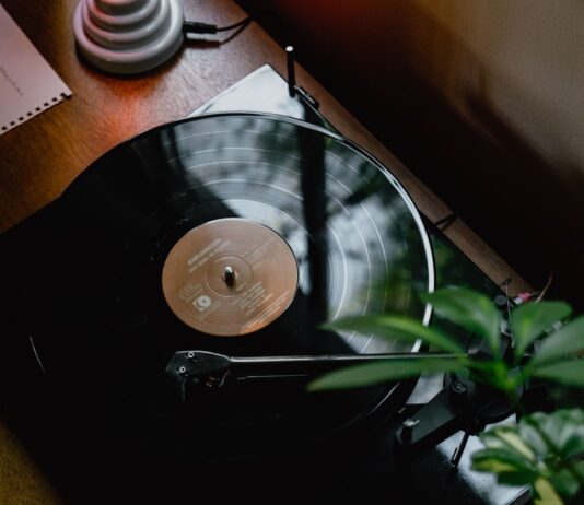 나만의 ‘슬로우 모닝 루틴’으로 하루를 여는 건강 트렌드 확산 black turntable on brown wooden table