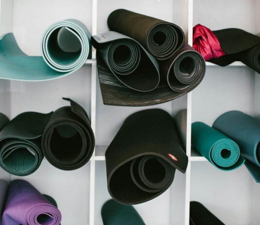 요가 매트 고르는 법: “5천 원부터 20만 원까지,” 미끄러지지 않는 ‘인생 매트’ 선택 기준 black and white speakers on white shelf