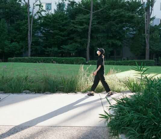 걷기 운동, 일상 속에서 건강 챙기는 가장 손쉬운 방법 a man and woman walking down a sidewalk