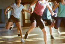 헬스장 대신 스테이지로: 운동으로서의 댄스가 가진 칼로리 연소의 과학 group of women running on brown wooden floor