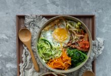 “느리게 먹기” 건강 혁신, 한국인의 식사 습관을 바꾼다 brown wooden ladle and white ceramic bowl with soup