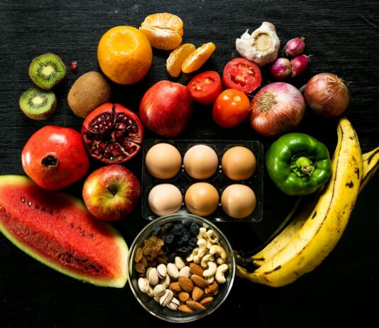 “지속 가능한 식단, 일상에서 어떻게 실천할까?” yellow banana red apple and yellow banana fruit