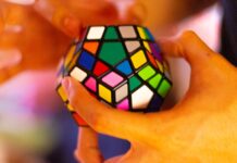 “뇌도 꾸준한 관리가 필요해요”… 일상 속 뇌건강 지키는 현대인의 똑똑한 습관들 person holding 3 x 3 rubiks cube