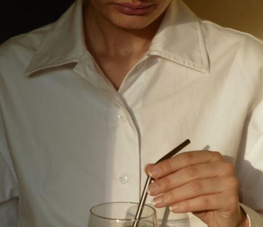 일상 속 건강을 챙기는 ‘웰니스 문화’…작은 변화로 큰 행복 찾기 person in white button up shirt holding clear drinking glass with green liquid