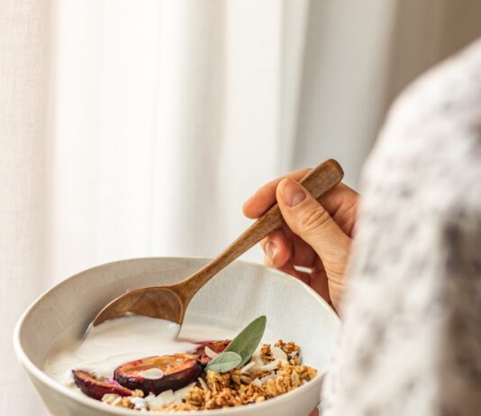 ‘마음 챙김 식사’ 열풍, 식탁 위 작은 변화가 건강을 부른다 person holding white ceramic bowl with food