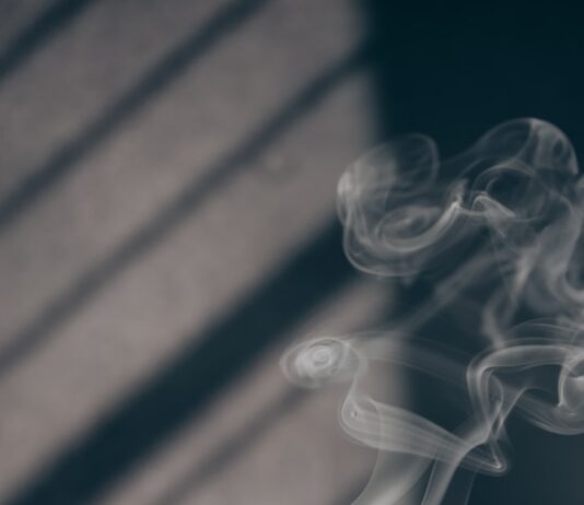 생활 속 대체요법, 건강한 일상 습관으로 자리 잡는다 white smoke on brown wooden table