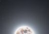 집에서도 직장에서도 손쉽게 ‘마음챙김’ 실천… 최신 트렌드로 떠오른 스트레스 해소법 A glowing full moon in a dark, starry night sky.