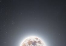 집에서도 직장에서도 손쉽게 ‘마음챙김’ 실천… 최신 트렌드로 떠오른 스트레스 해소법 A glowing full moon in a dark, starry night sky.