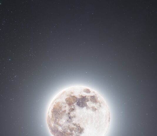 집에서도 직장에서도 손쉽게 ‘마음챙김’ 실천… 최신 트렌드로 떠오른 스트레스 해소법 A glowing full moon in a dark, starry night sky.