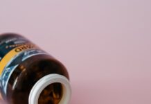 ‘똑똑한 영양 관리’…최근 트렌드 따라 실생활에서 쉽게 실천하는 방법은? a bottle of pills sitting on top of a table