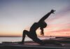 바쁜 한국 일상 속 ‘마이크로 요가’ 인기… 5분 틈새 운동이 내 몸을 바꾼다 silhouette photography of woman doing yoga